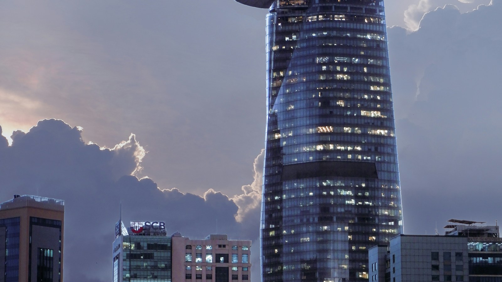 Bitexco Financial Tower lúc hoàng hôn – chủ đề lãi suất 29/09/2026